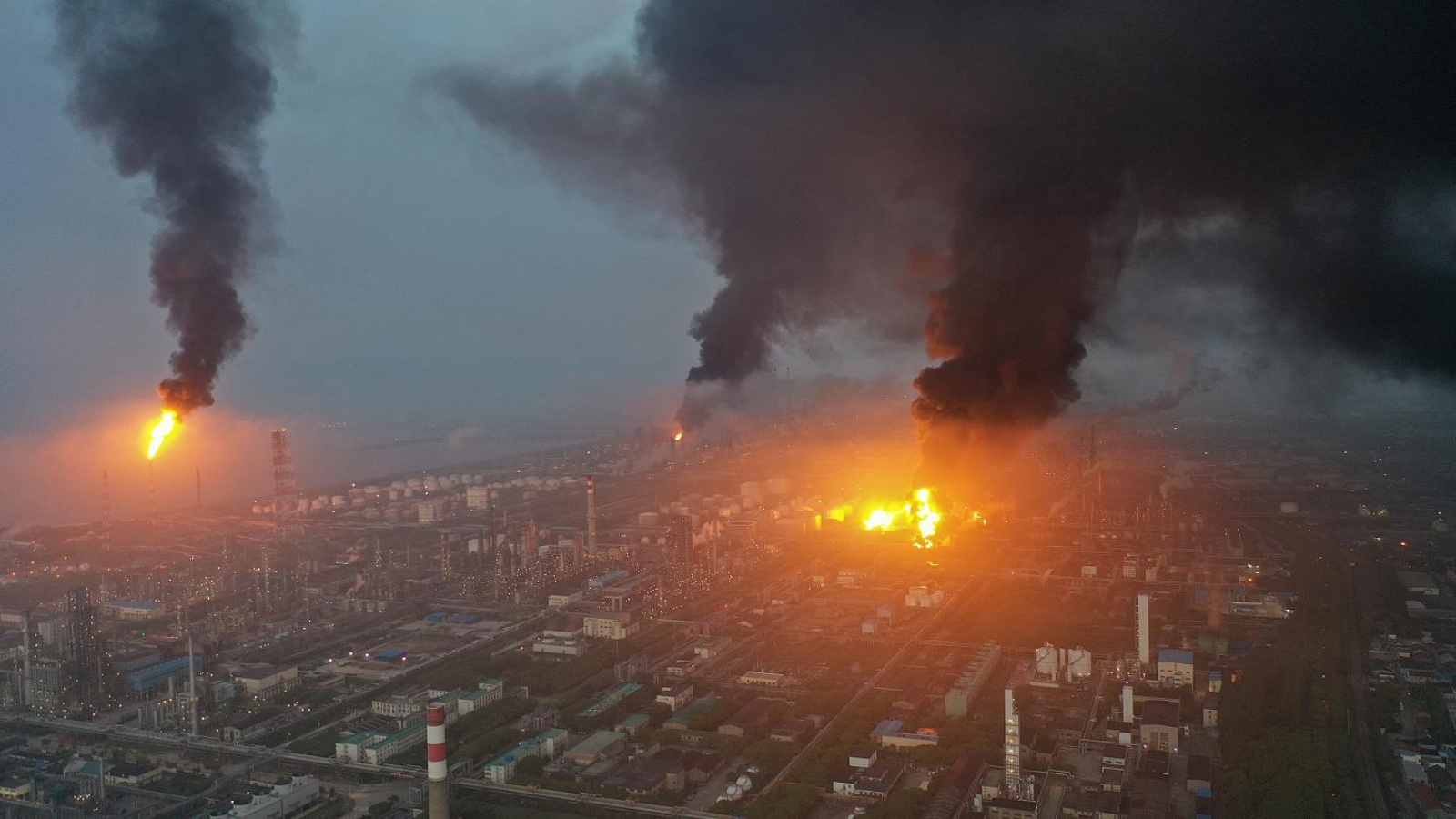 حريق يندلع في أحد مصانع شركة سنوبك شنغهاي للبتروكيماويات بالصين