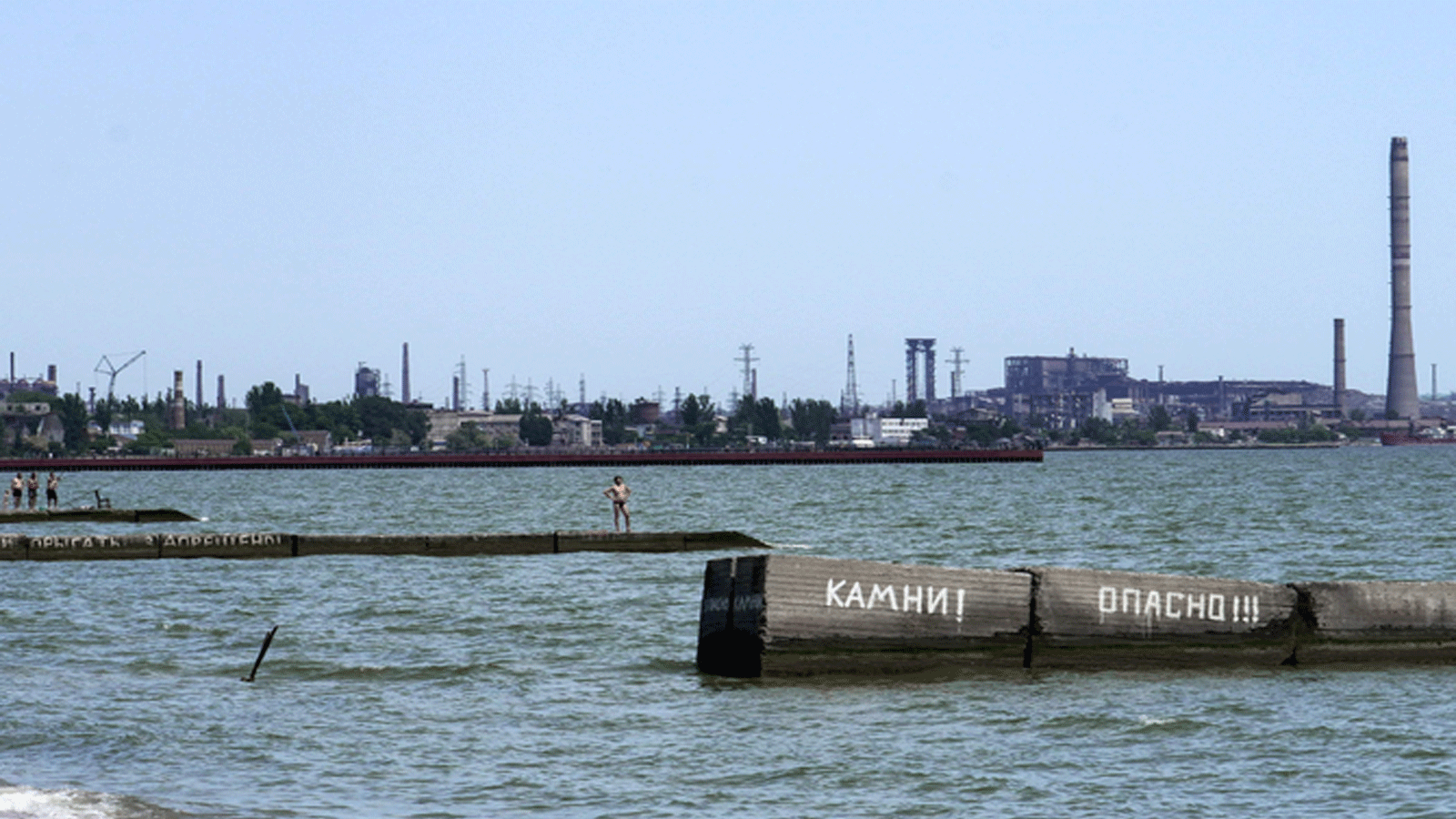 مصنع آزوفستال للصلب يظهر من الرصيف في مدينة ماريوبول في 3 حزيران\ يونيو 2022