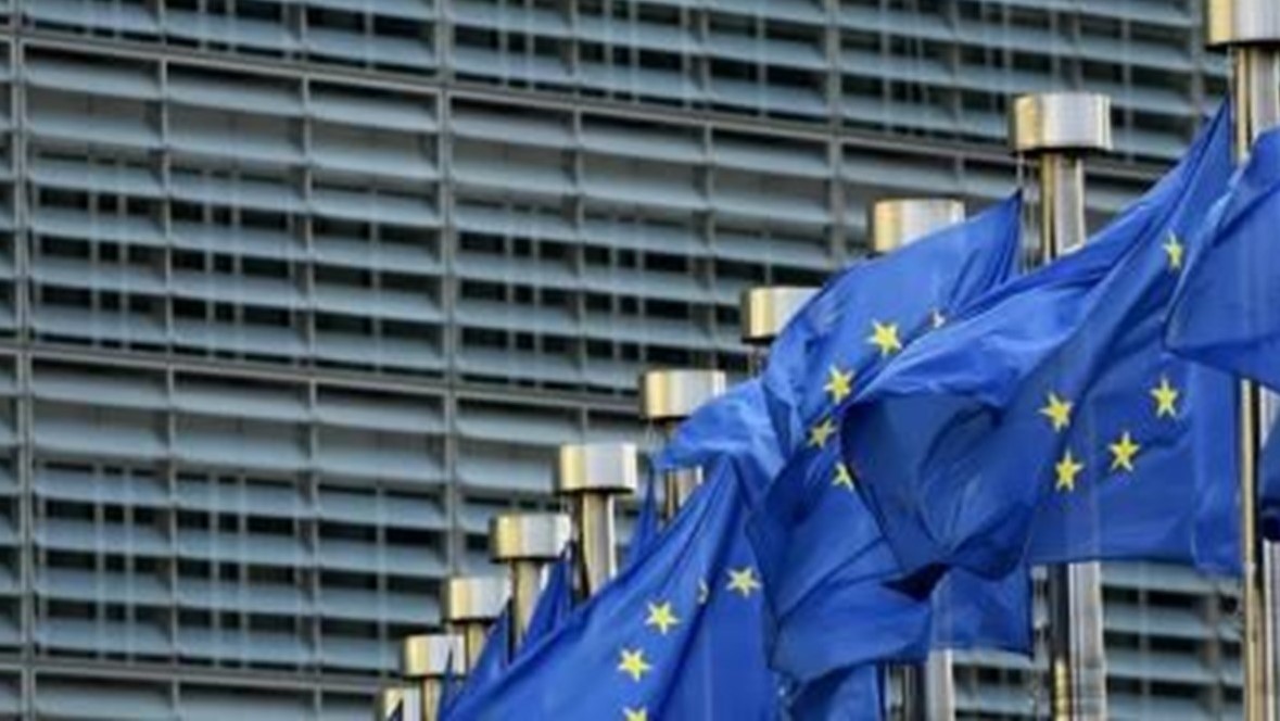 أعلام الاتحاد الأوروبي أمام مقره في بروكسل