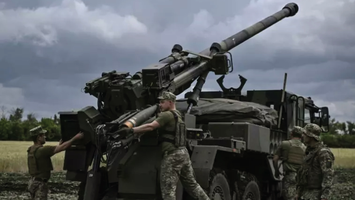 يقوم الجنود الأوكرانيون بإعداد مدفع قيصر الفرنسي لإطلاق النار على مواقع روسية في منطقة دونباس في 15 يونيو 2022 في شرق أوكرانيا