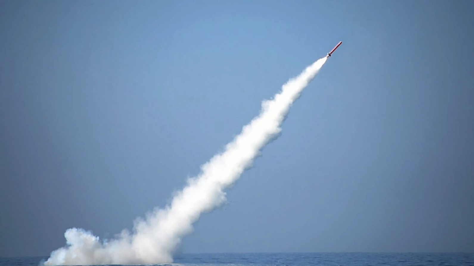 صورة وزعها مكتب علاقات الخدمات العامة الباكستاني في 9 يناير 2017 تظهر إطلاق صاروخ كروز قادر على حمل شحنة نووية من غواصة خلال تجربة جرت من موقع غير محدد في باكستان