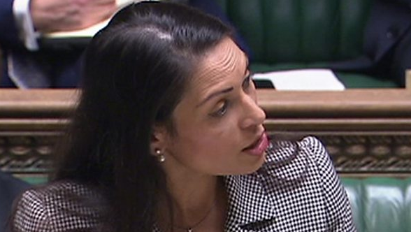 وزيرة الداخلية البريطانية متحدثة امام البرلمان يوم الأربعاء
