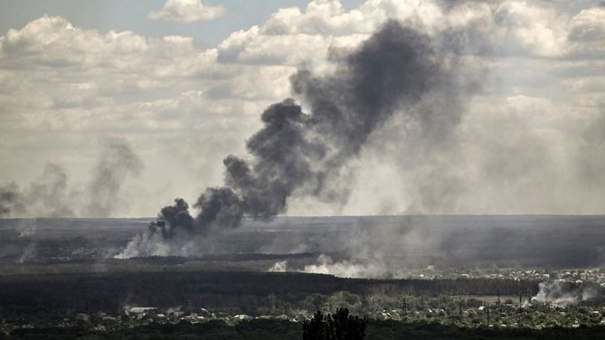 الدخان متصاعد من مصنع آزوت في مدينة سيفيرودونيتسك الاستراتيجية في شرق أوكرانيا