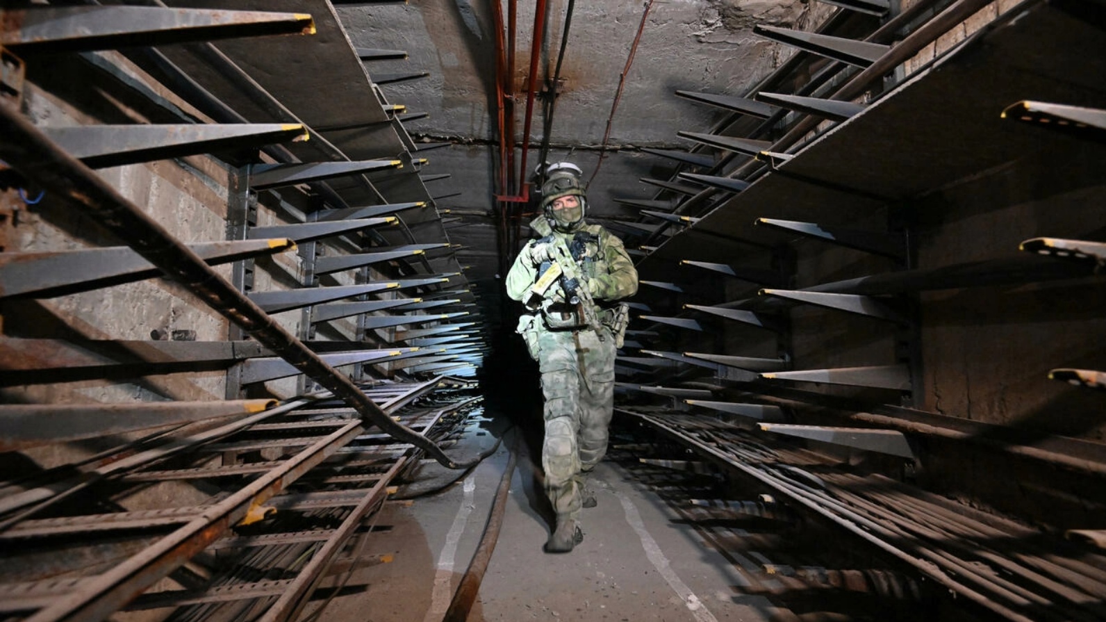 جندي روسي يتفقّد نفقًا تحت مصنع آزوفستال في ماريوبول في 13 يونيو 2022 
