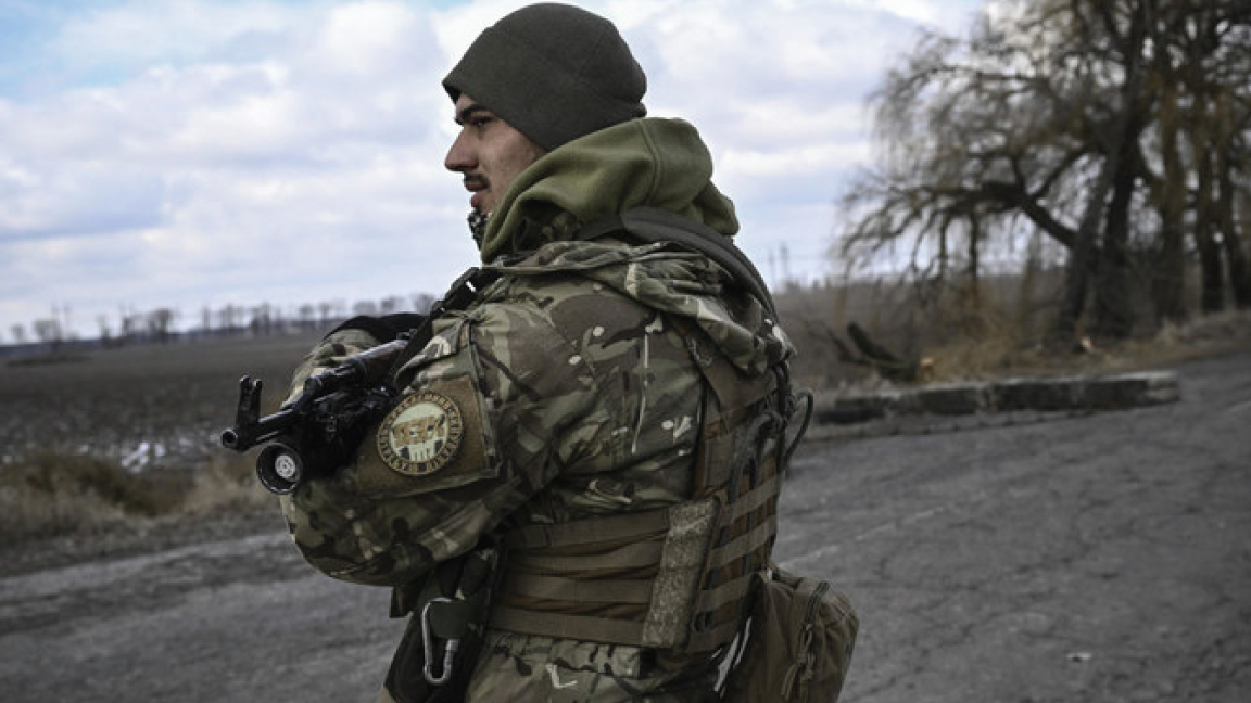 صورة من الأرشيف لأحد المقاتلين الأجانب في صفوف الجيش الأوكراني