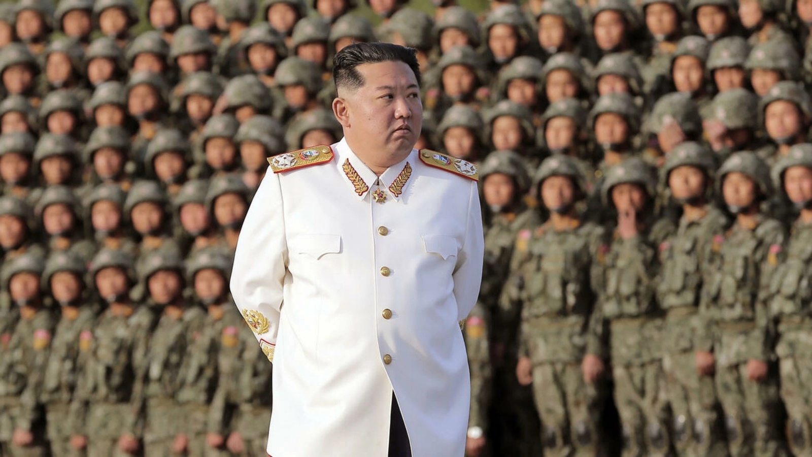 صورة وزعتها وكالة الأنباء الكورية الشمالية للزعيم كيم جونغ أون أثناء تفقده عرضاً عسكرياً في بيونغ يانغ في 27 أبريل 2022