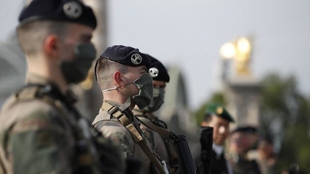 صورة من الأشريف لجنود فرنسيين في إحدى القواعد العسكرية في مالي، ضمن عملية برخان المناهضة للجهاديين