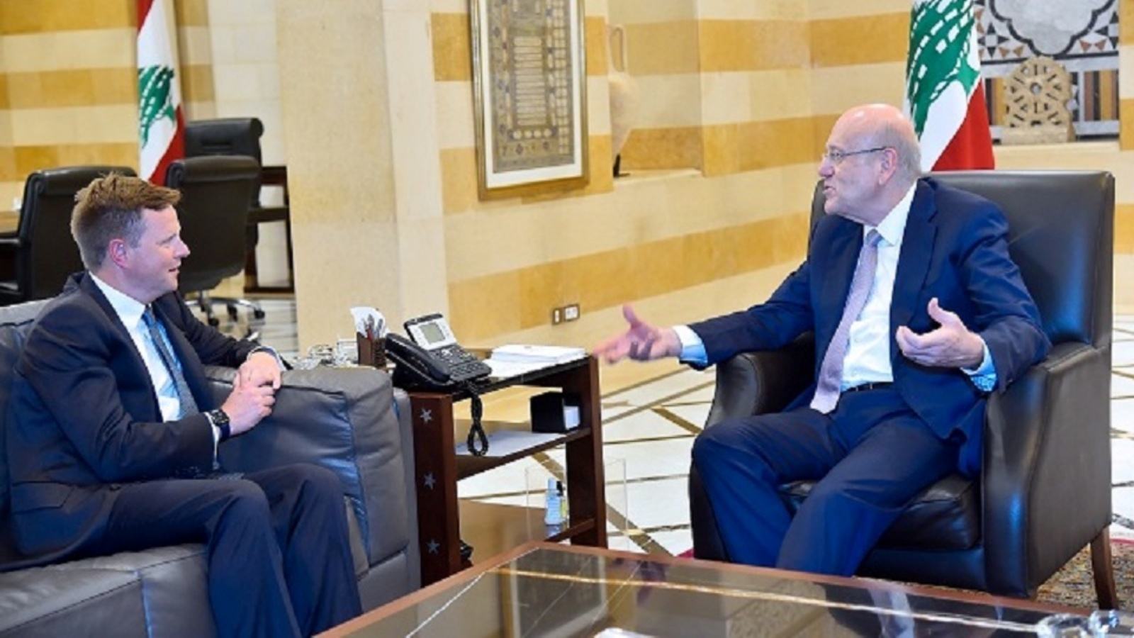 رئيس الوزراء اللبناني مستقبلاً المسؤول البريطاني ستيفن هيكي