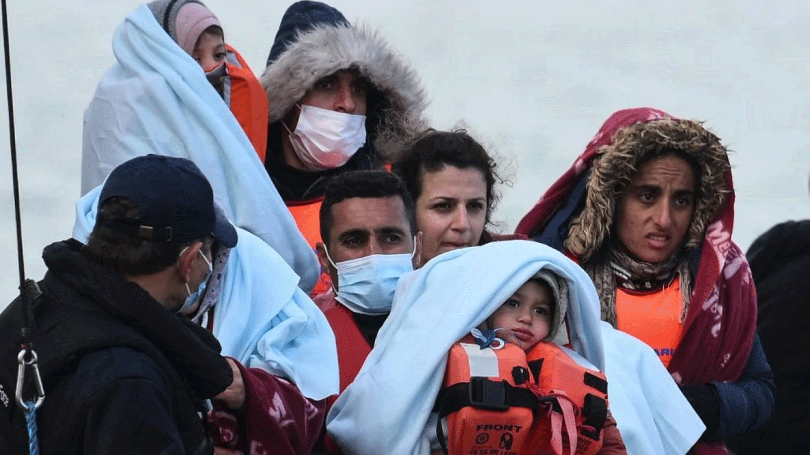 مهاجرون غير شرعيين وصلوا الى دوفر عبر القنال الانكليزي