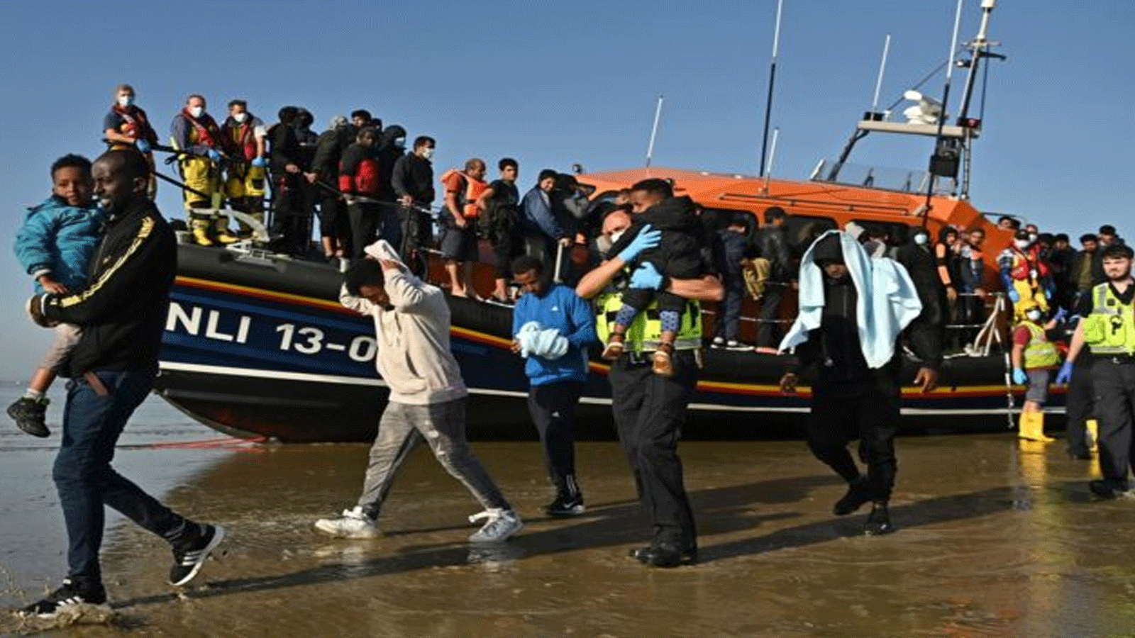 صورة أرشيفية للاجئين عند عبورهم القنال الانكليزي