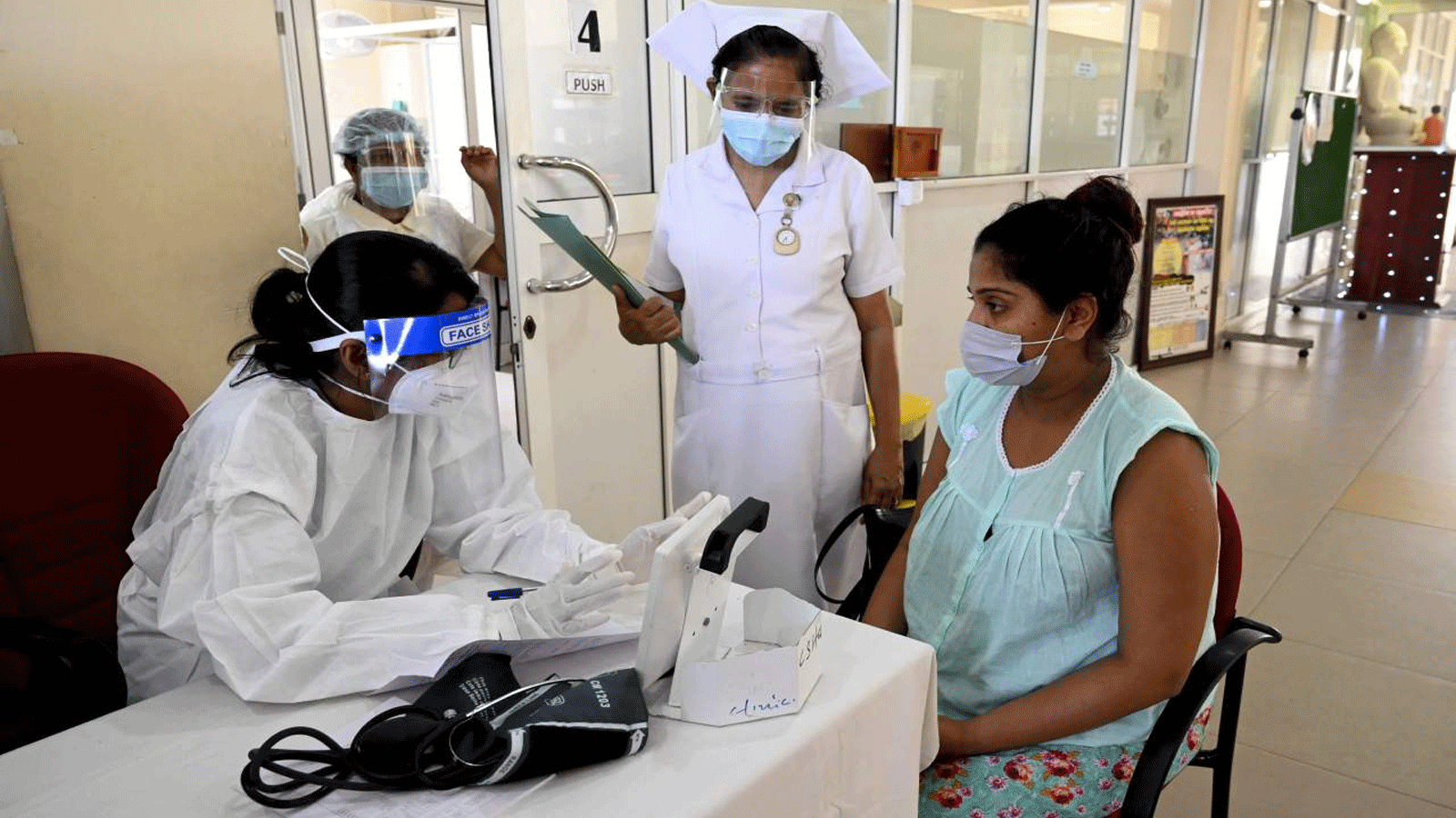نساء حوامل يتلقين الرعاية الطبية في سريلانكا 