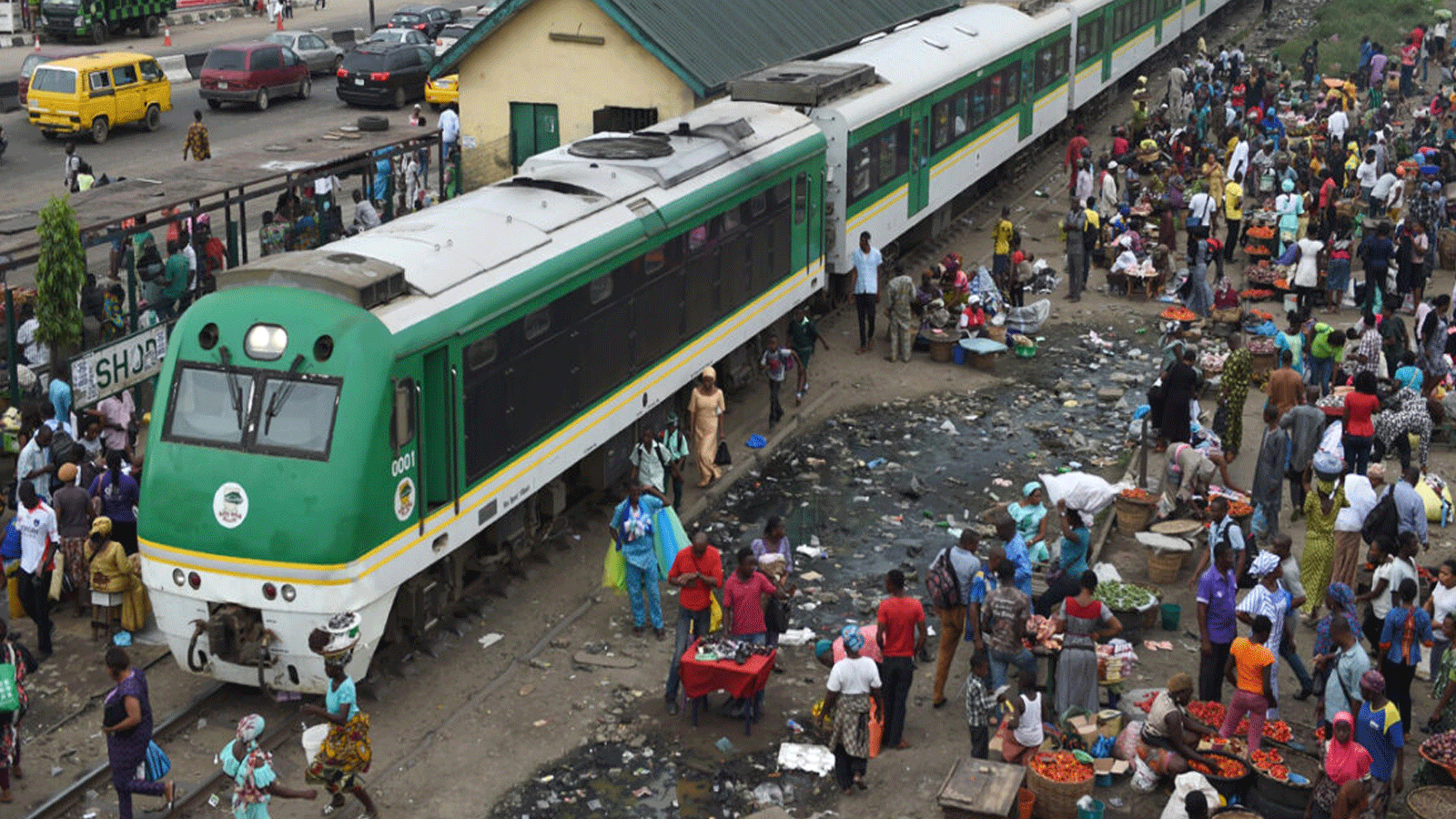 ركاب يستقلون قطارًا خفيفًا تابعًا لشركة السكك الحديدية النيجيرية في محطة Oshodi في لاغوس