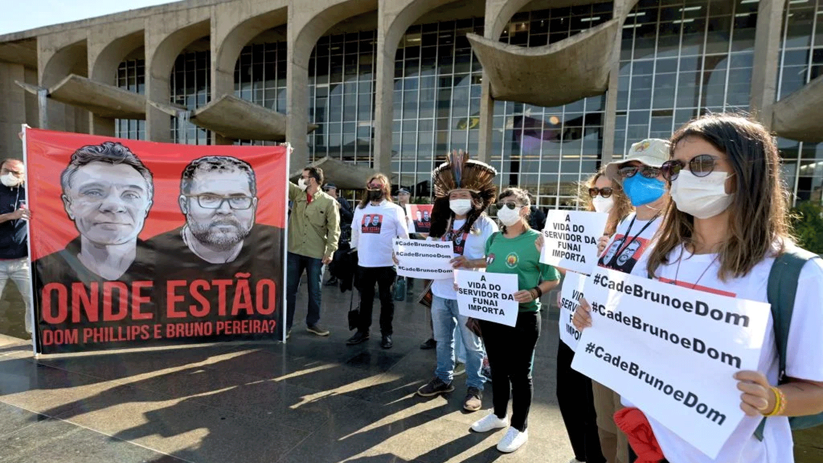 موظفو المؤسسة الوطنية للسكان الأصليين (FUNAI) وأعضاء الحركات الاجتماعية يتظاهرون خارج وزارة العدل في برازيليا لأجل الصحفي البريطاني دوم فيليبس والمتخصص في شؤون السكان الأصليين البرازيلي برونو بيريرا، في 14 حزيران\يونيو 2022