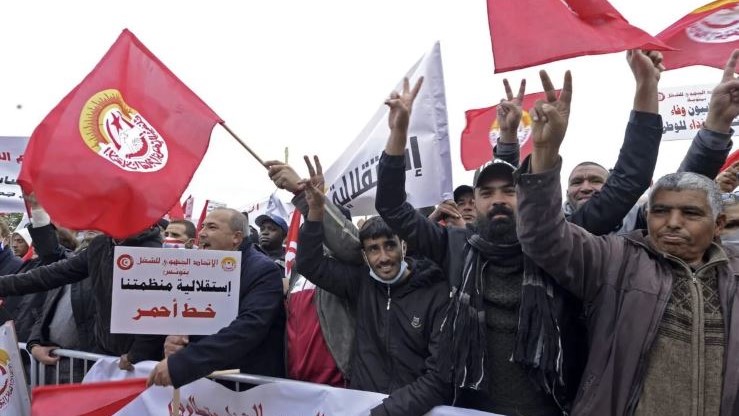 صورة من الأرشيف لمتظاهرين يشاركون في مسيرة خارج مقر الاتحاد العام التونسي للشغل في تونس العاصمة