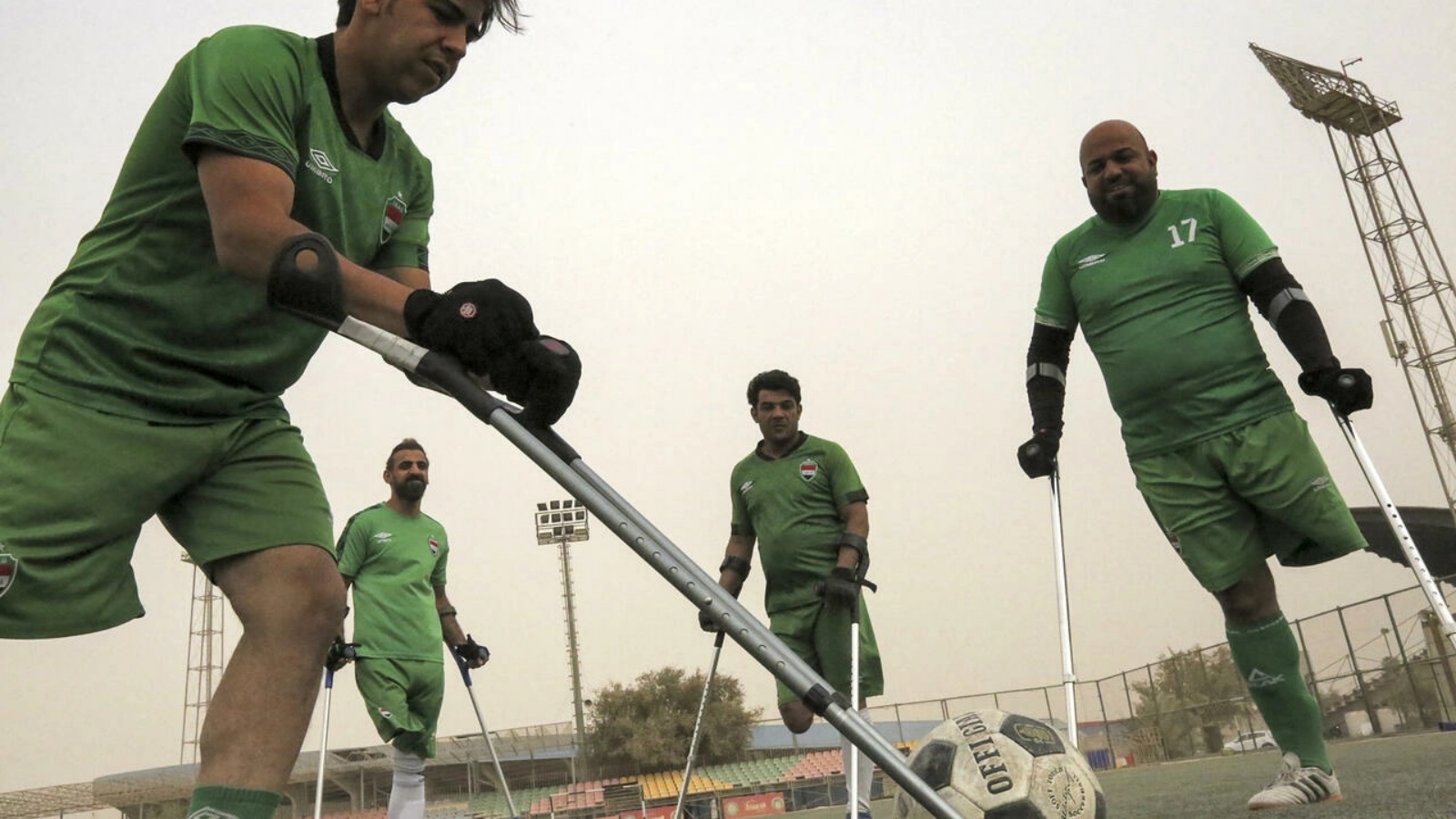لاعبون من منتخب العراق لمبتوري الأطراف خلال حصة تمرينية في استاد الشعب في بغداد
