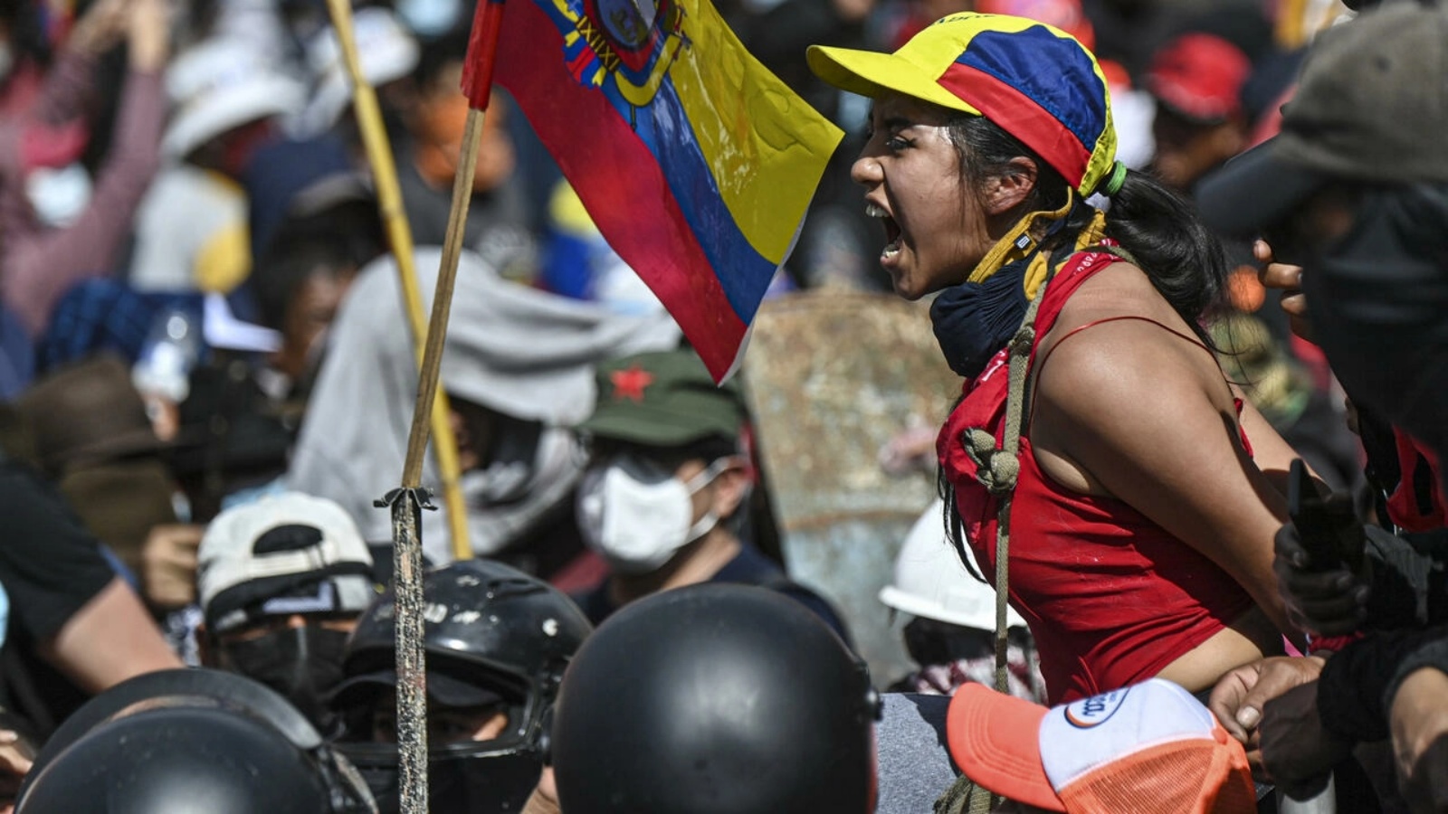 محتجة تصيح في وجه القوى الأمنية خلال تظاهرة للسكان الأصليين في كيتو في 23 يونيو 2022 