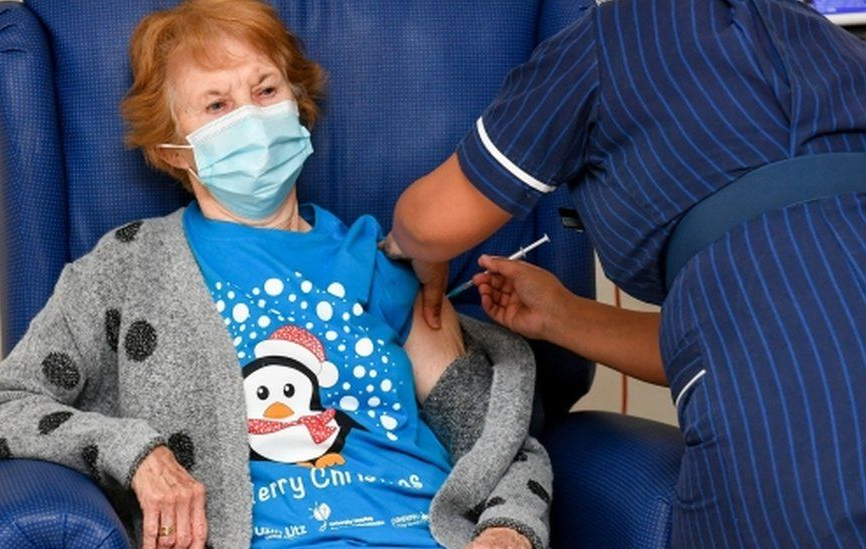 الجدة البريطانية ماغي كينان كانت اول من تلقى اللقاح 2020 