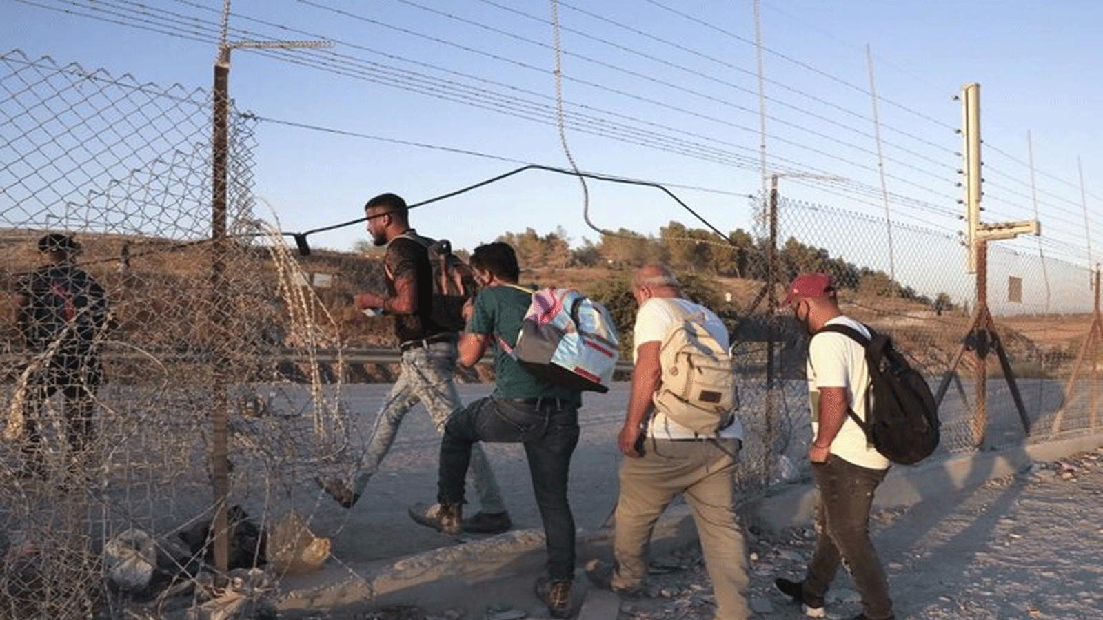 عمال فلسطينيون يعبرون بشكل غير قانوني إلى مناطق إسرائيلية من خلال ثقب في السياج الفاصل الإسرائيلي بالقرب من حاجز ميتار وقرية الظاهرية.