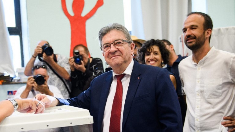 زعيم المعارضة اليسارية في فرنسا جان لوك ميلانشون مصوتًا الحد 19 يونيو 2022 في الانتخابات التشريعية الفرنسية