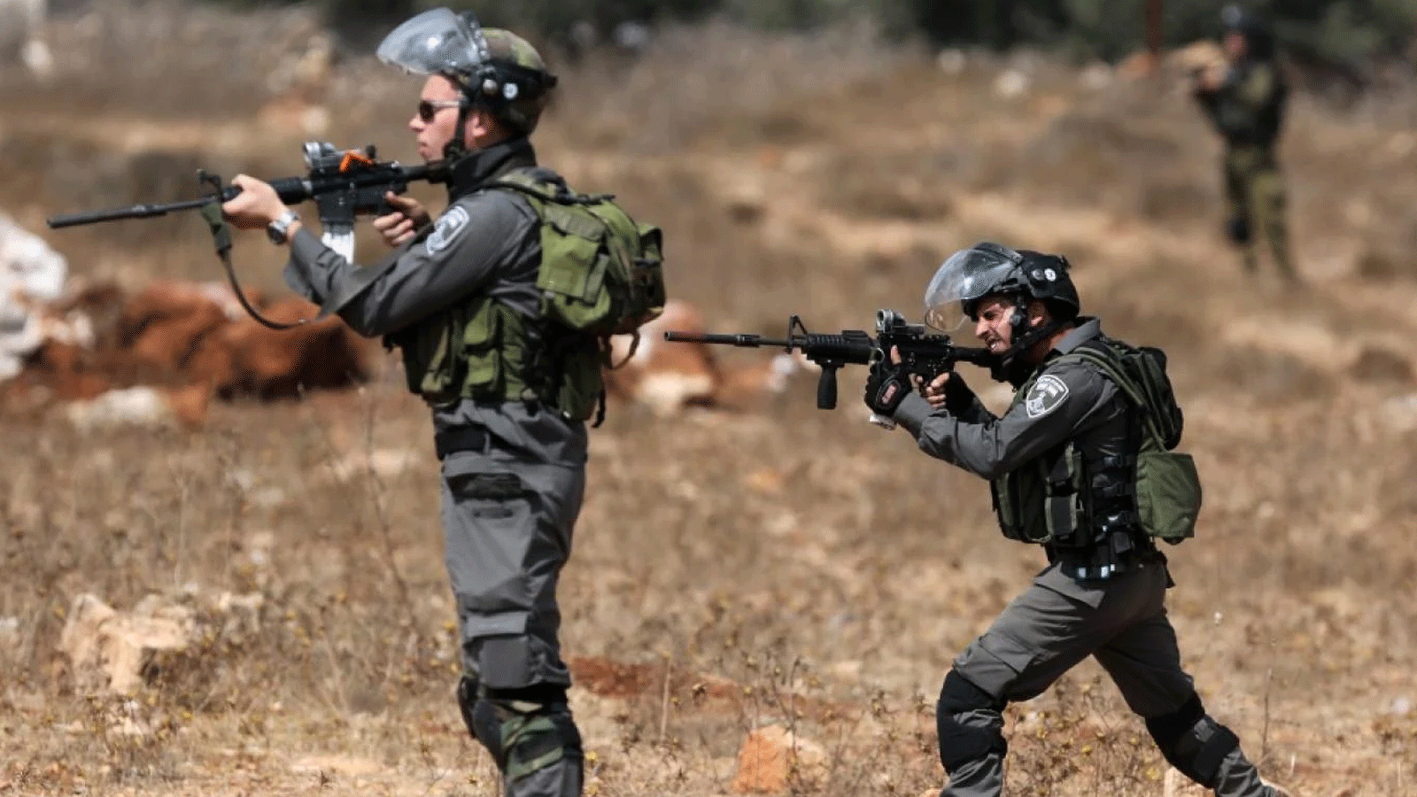 جنود إسرائيليين يطلقون النار على الفلسطينيين خلال مواجهات
