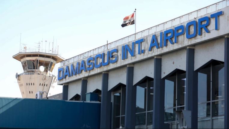 أغلق مطار دمشق الدولي أمام الرحلات الجوية بعد أن أكدت وزارة النقل تضرر مدرج بعد الضربات الجوية الإسرائيلية