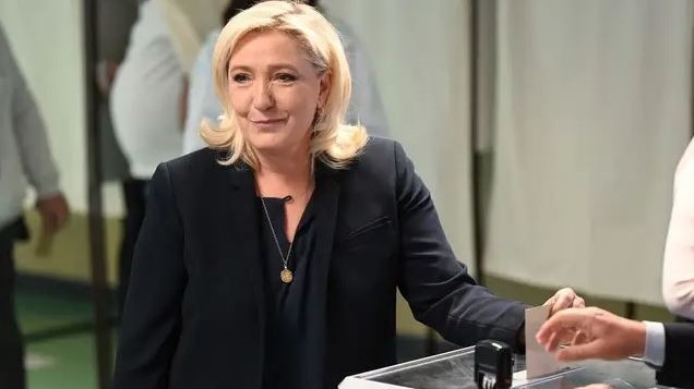 مارين لوبن زعيمة حزب التجمع الوطني اليميني المتطرف في فرنسا تقترع في الانتخابات التشريعية في 19 يونيو 2022