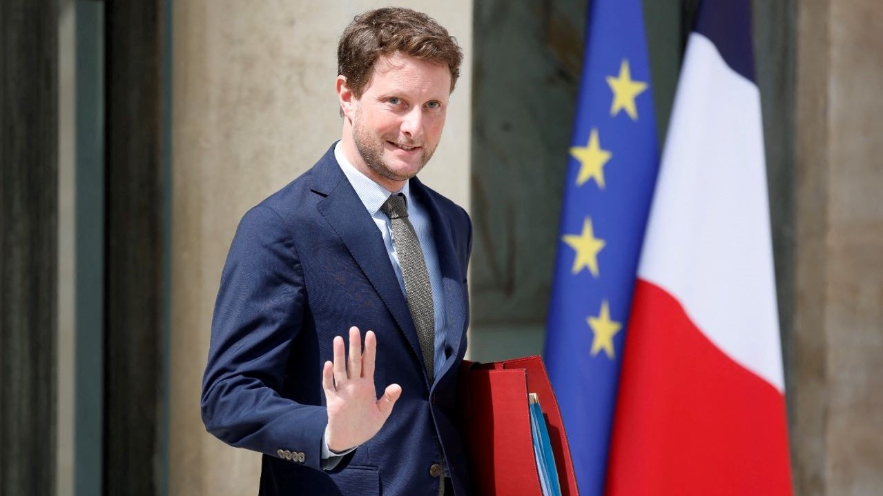 بون مغادرا بعد اجتماع أسبوعي لمجلس الوزراء في قصر الإليزيه في باريس في 14 يونيو 2022