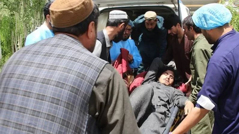 AFP يواجه الأفغانيون صعوبات أثناء إنقاذ العالقين في المناطق الأكثر تضررا من الزلزال نظرا لصعوبة الوصول إلى تلك المناطق