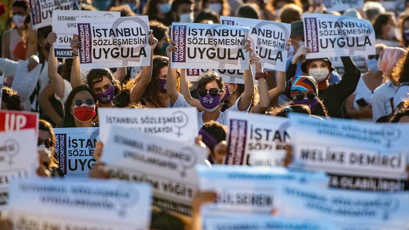تظاهرة في تركيا تنادي بتنفيذ أفضل لاتفاقية اسطنبول للحد من العنف ضد المرأة