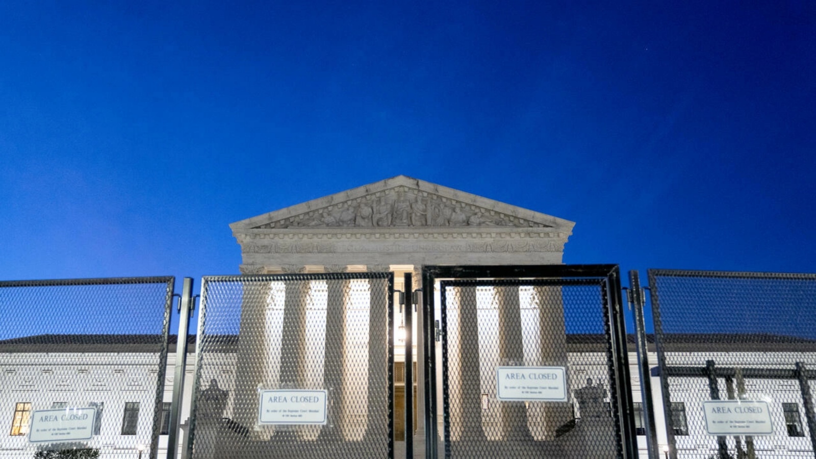 حواجز أمنية أمام المحكمة العليا في الولايات المتحدة في 21 يونيو 2022 في واشنطن 
