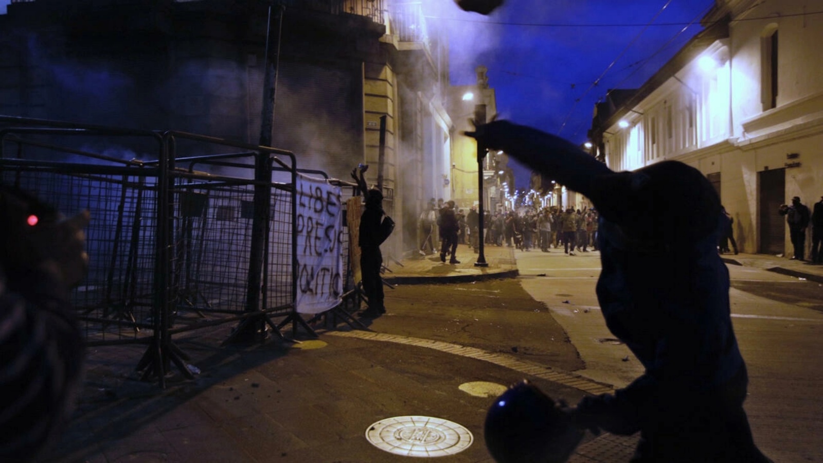 متظاهر يرشق الشرطة بحجارة في العاصمة الاكوادورية كيتو في 17 يونيو 2022 