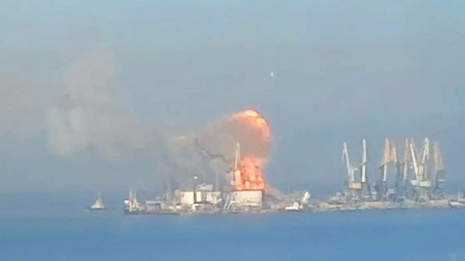 صورة مطبوعة تم نشرها في 24 مارس\آذار 2022 أعمدة من الدخان وألسنة اللهب في ميناء بيرديانسك في بحر آزوف،