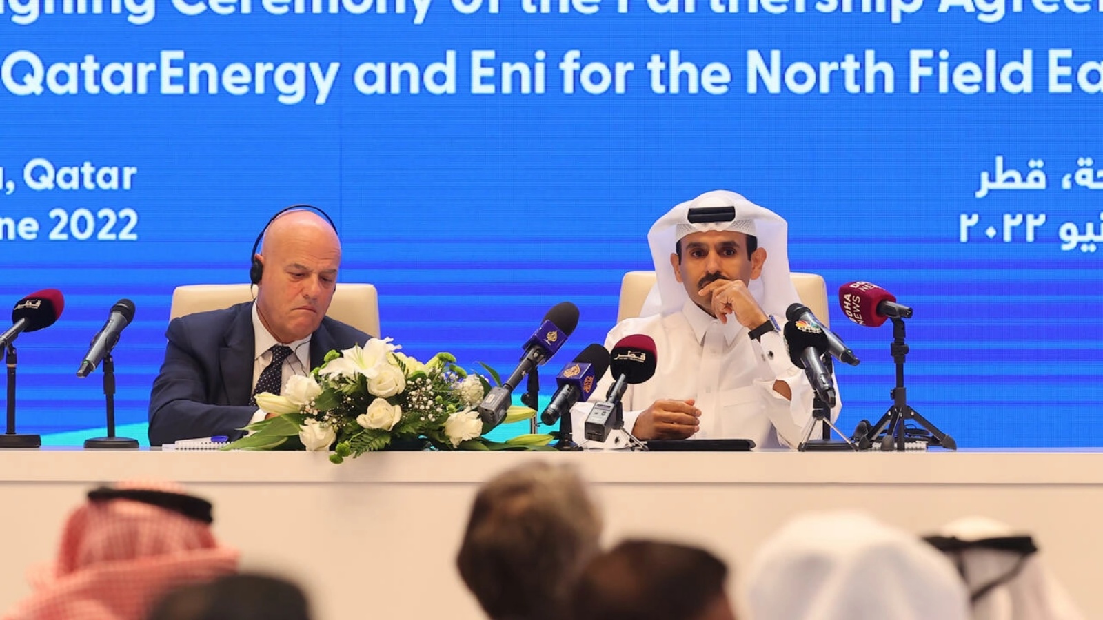 وزير الطاقة القطري ونائب رئيس مجلس إدارة شركة قطر للغاز سعد شريدة الكعبي (يمين) وكلاوديو ديكالتزي رئيس مجلس إدارة شركة النفط الإيطالية إيني خلال مراسم توقيع عقد في مقر المجموعة القطرية في الدوحة في 19 يونيو 2022