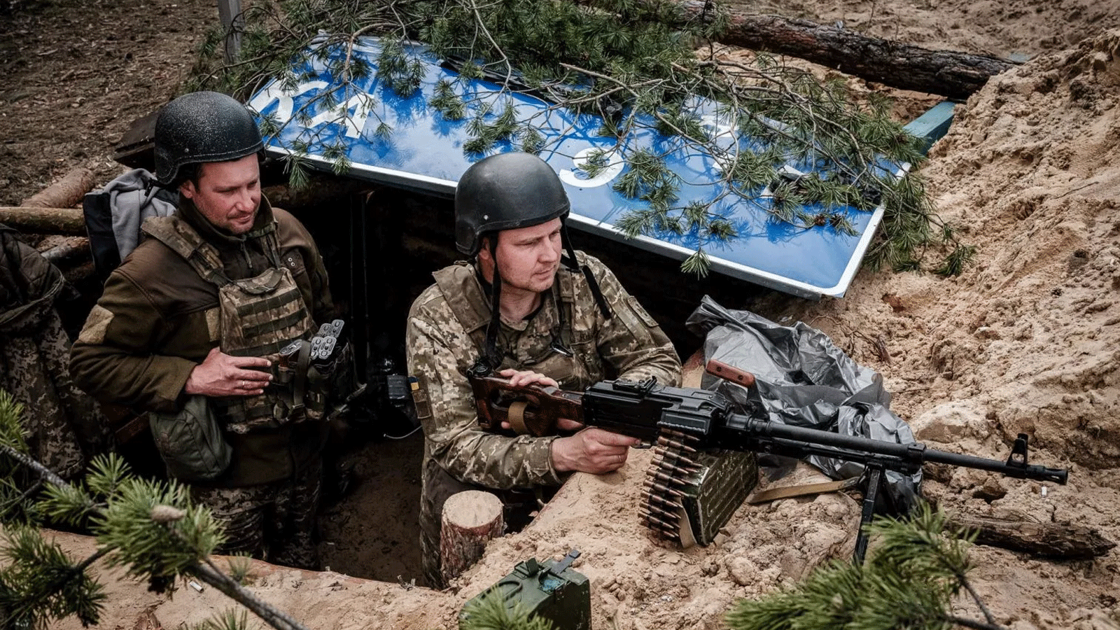 جنود من أوكرانيا يواجهون من داخل الخنادق في شرق أوكرانيا