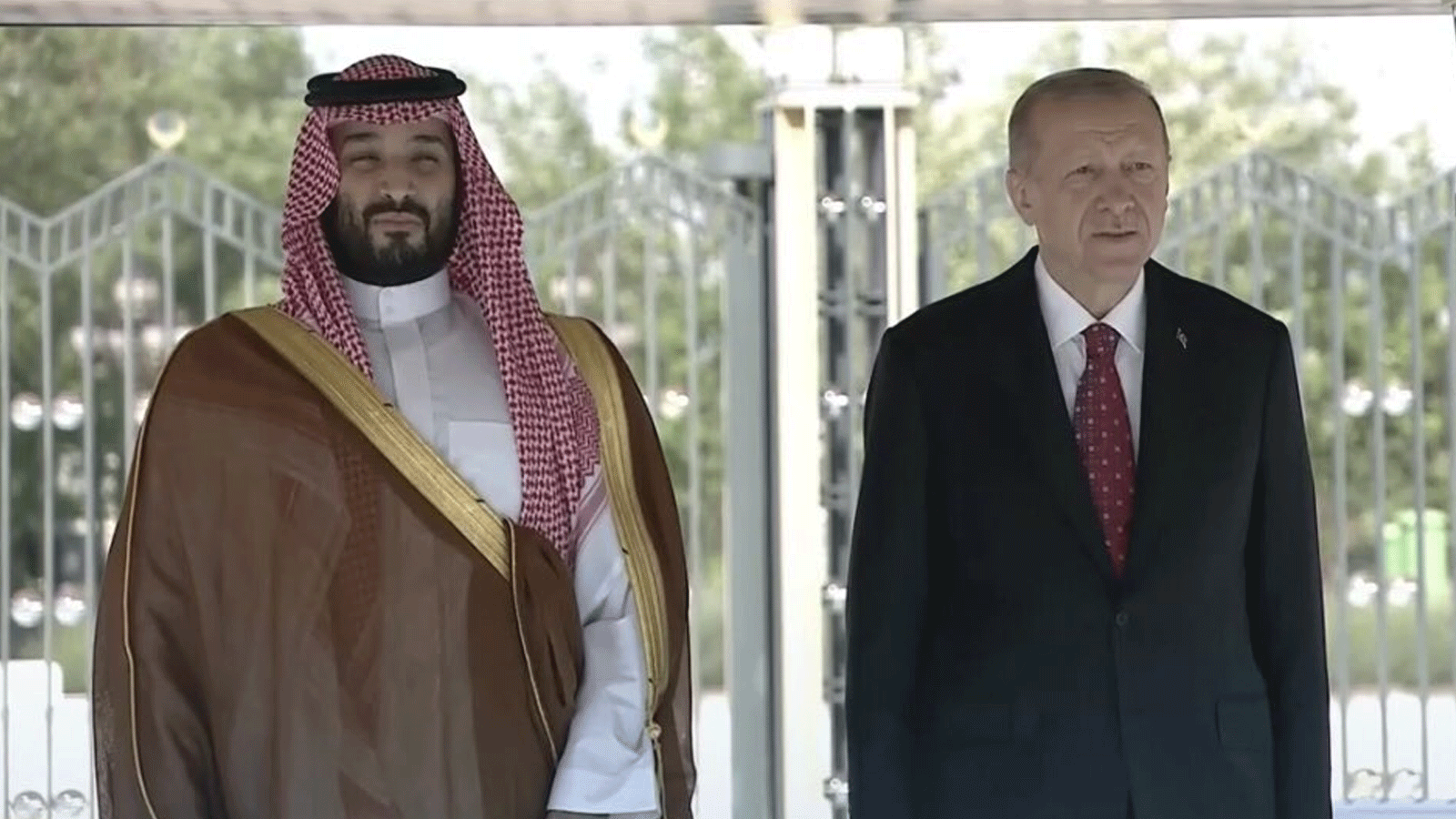 الرئيس التركي رجب طيب إردوغان مستقبلاً ولي العهد السعودي الأمير محمد بن سلمان في أنقرة. 22 حزيران\ يونيو 2022(تويتر)