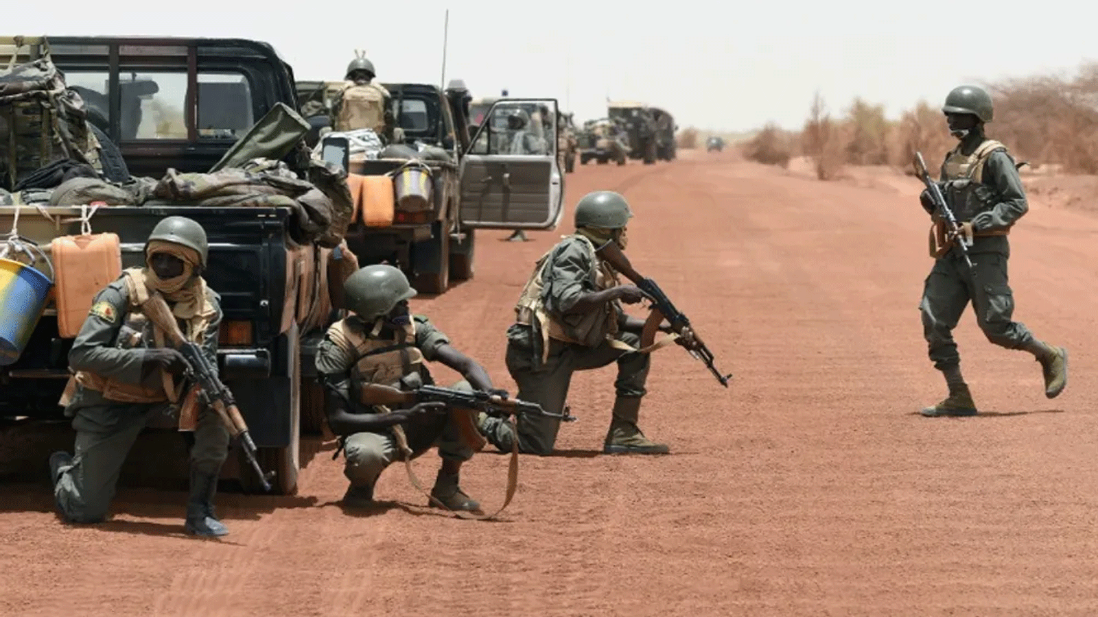 جنود ماليون يؤمنون طريقاً بين غوندام وتمبكتو شمال مالي خلال عملية مشتركة لمكافحة الإرهاب.
