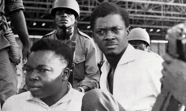 جنود يحرسون باتريس لومومبا، أول رئيس وزراء لجمهورية الكونغو الديمقراطية، في 1 ديسمبر 1960، وقد قُتل في مقاطعة كاتانغا في 17 يناير 1961