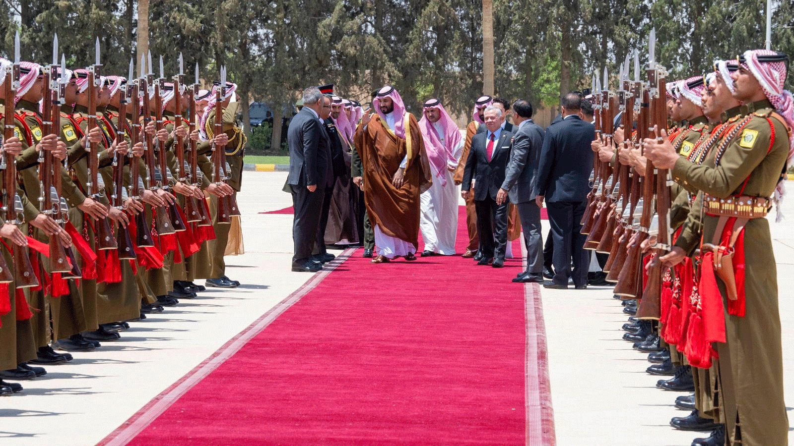 الملك عبدالله الثاني مودعاً ولي العهد السعودي الأمير محمد بن سلمان أثناء مغادرته من الأردن