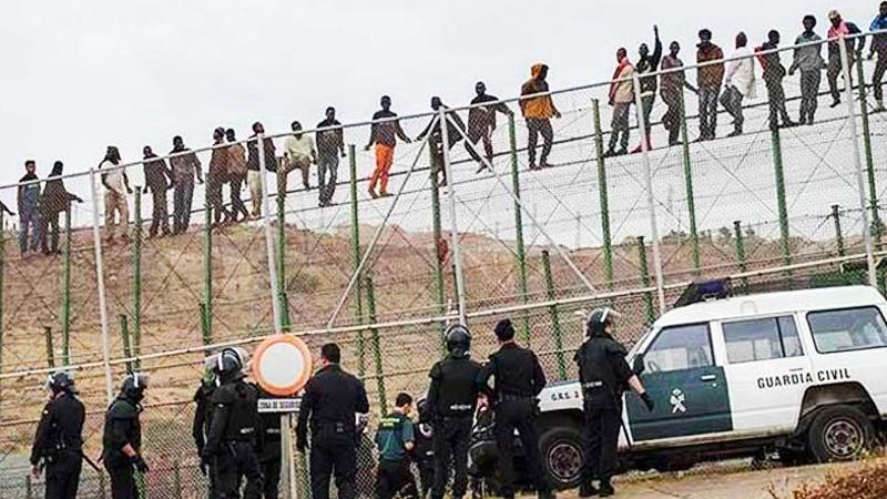 مصرع 5 مهاجرين غير قانونيين خلال اقتحام لمدينة مليلية