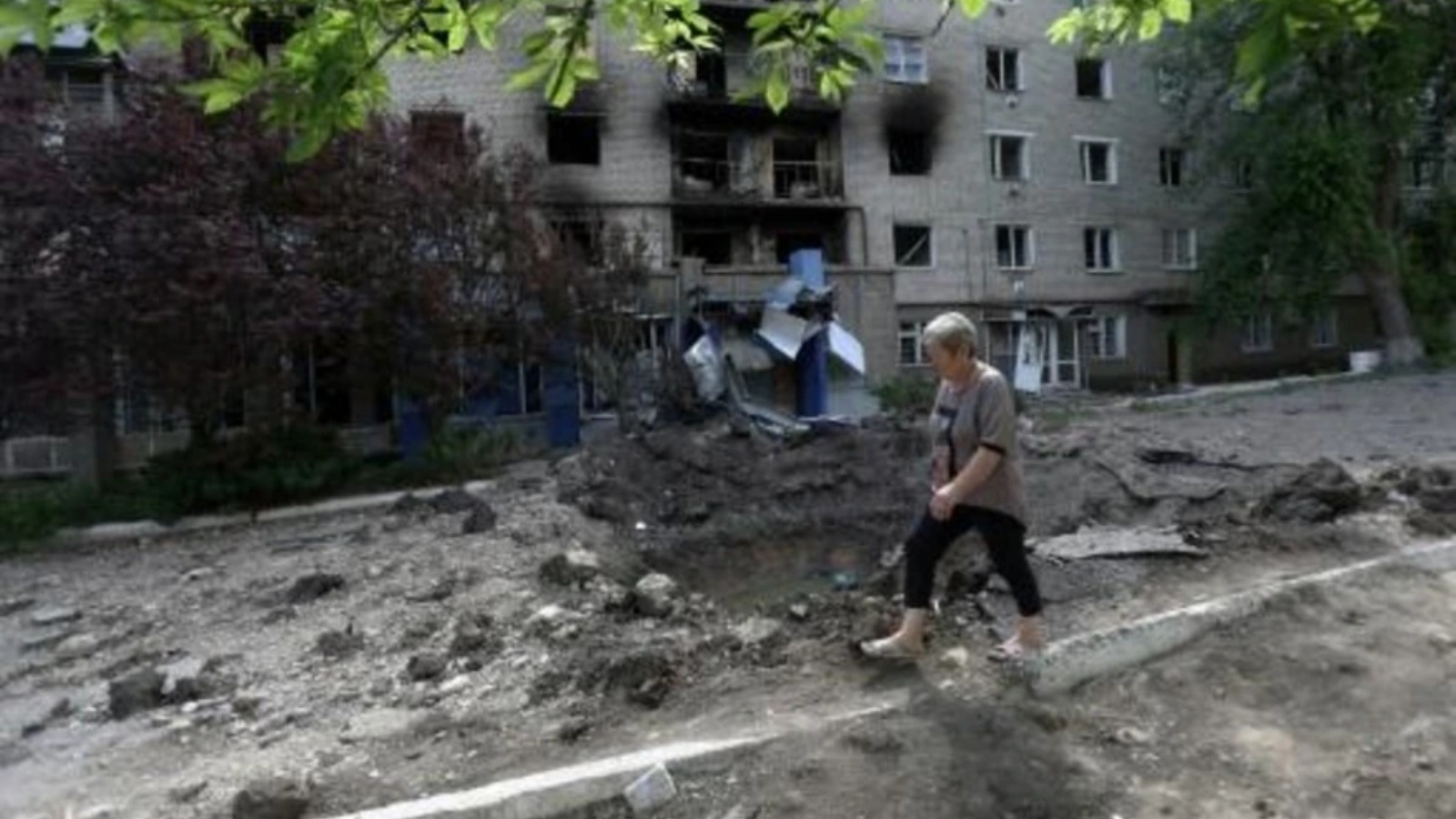 مبنى سكني في حي تعرض للقصف في سيفيرسك في منطقة دونيتسك بأوكرانيا في 23 يونيو 2022 