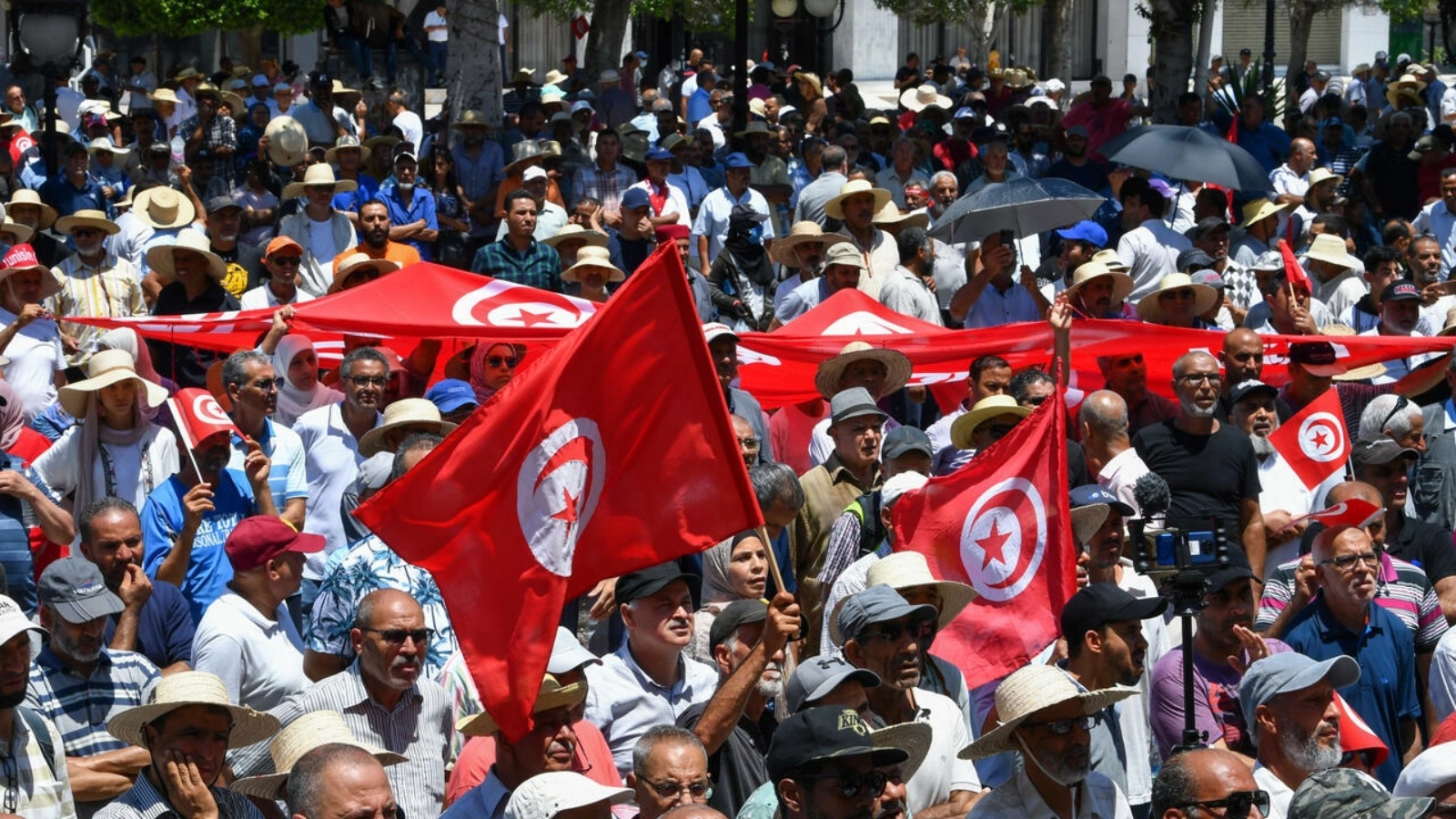 متظاهرون تونسيون في العاصمة التونسية احتجاجاً على قرارات الرئيس قيس سعيد في 19 يونيو 2022