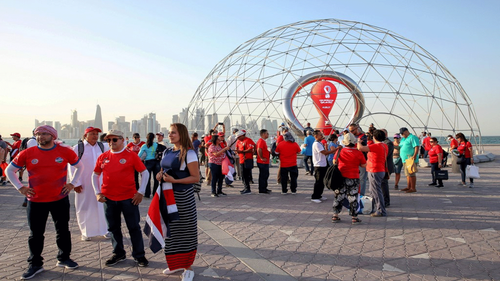 مشجعو كوستاريكا يلوحون بالعلم الوطني لبلدهم خلال حفل رفع علم آخر الدول المتبقية للتأهل لكأس العالم 2022 في العاصمة القطرية الدوحة، في 16 حزيران\ يونيو 2022