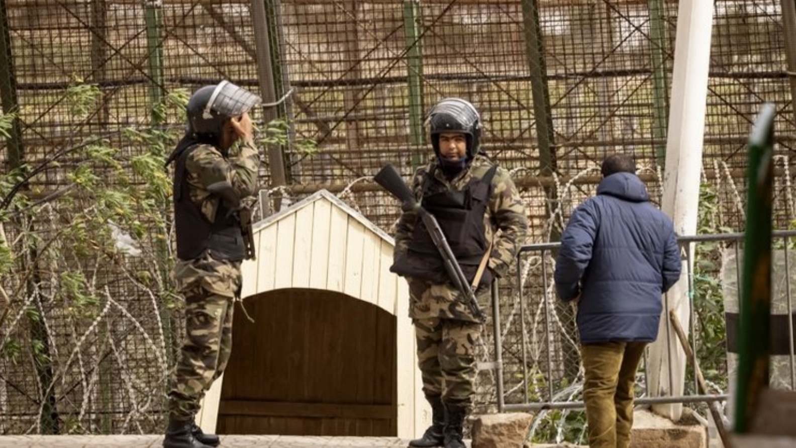 جنود عند السياج الحدودي بين المغرب وجيب مليلية الإسباني