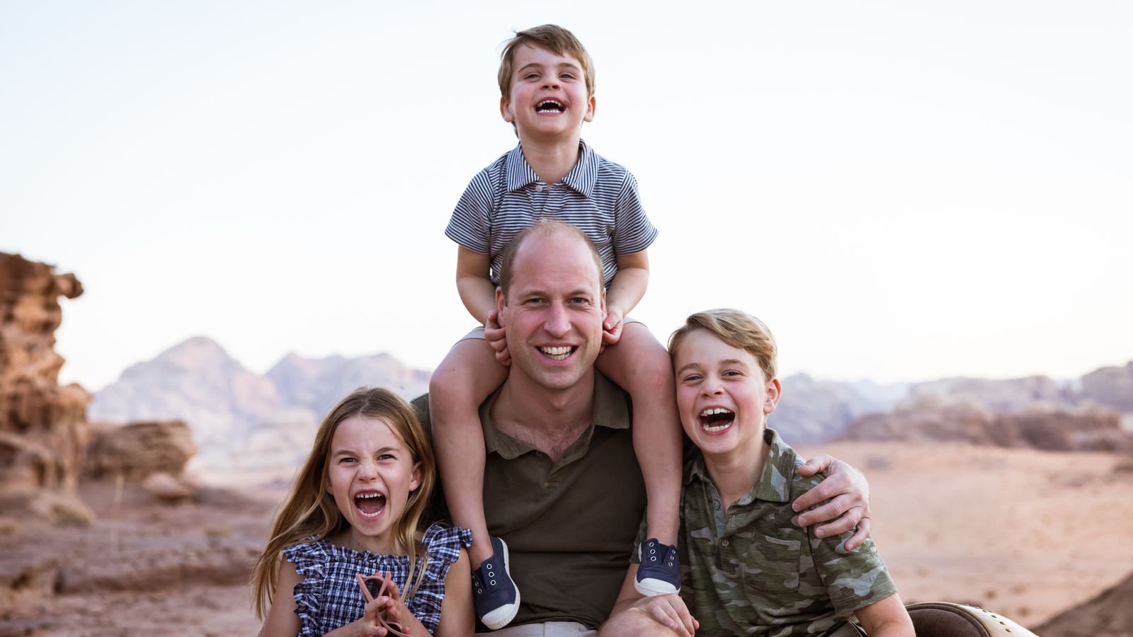 الأمير وليام ينشر صورته مع أطفاله في البتراء
