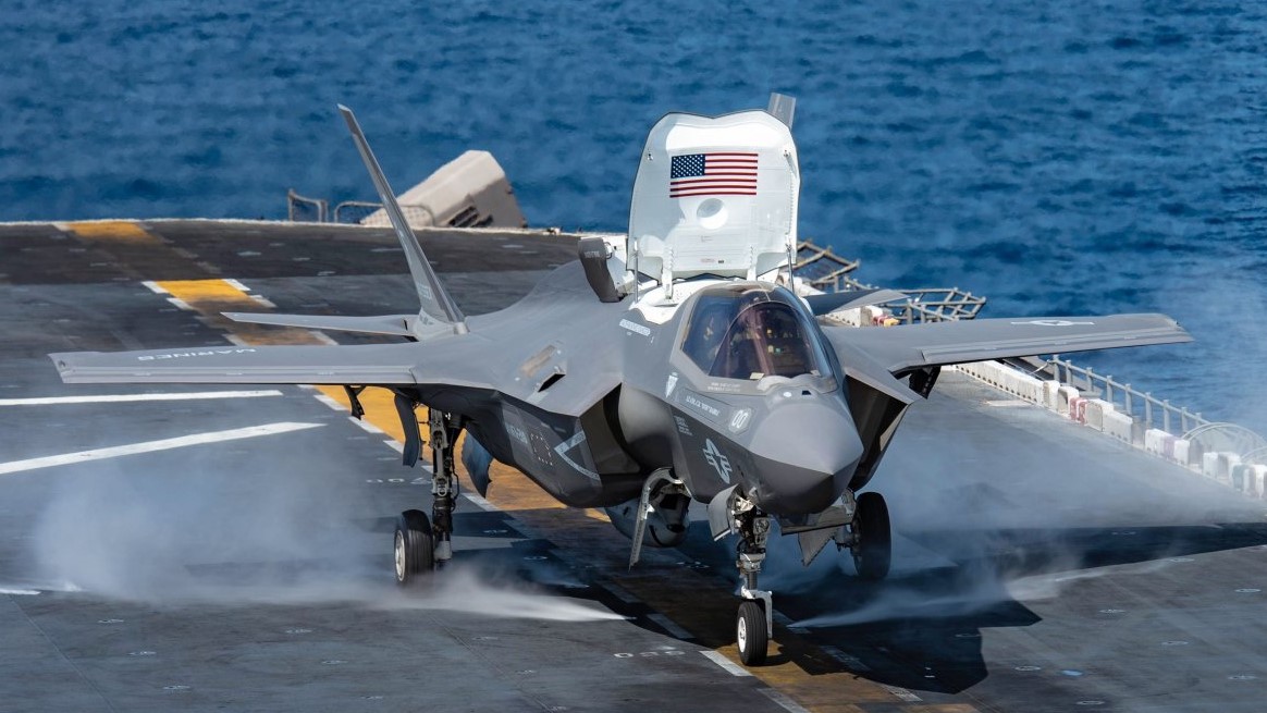 مقاتلة F-35B لايتنينغ تقلع عن ظهر السفينة الهجومية البرمائية USS Essex، في 22 سبتمبر 2018