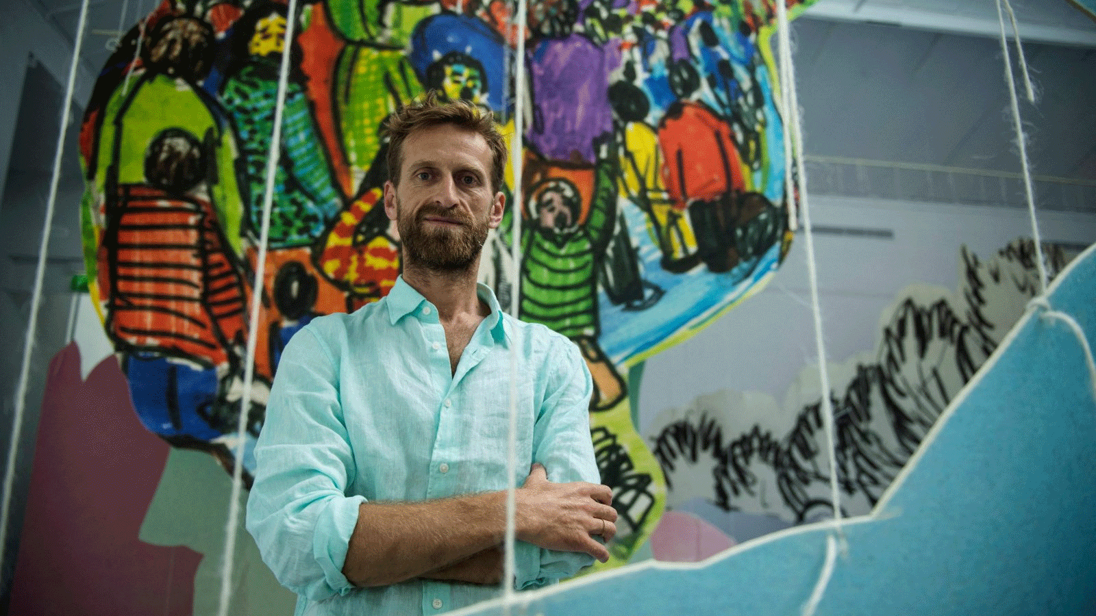 الفنان التشكيلي من كوسوفو بتريت خليلاي يقف خلال معرضه في غاليري كامل منور في باريس،فرنسا. 10 حزيران\يونيو 2022