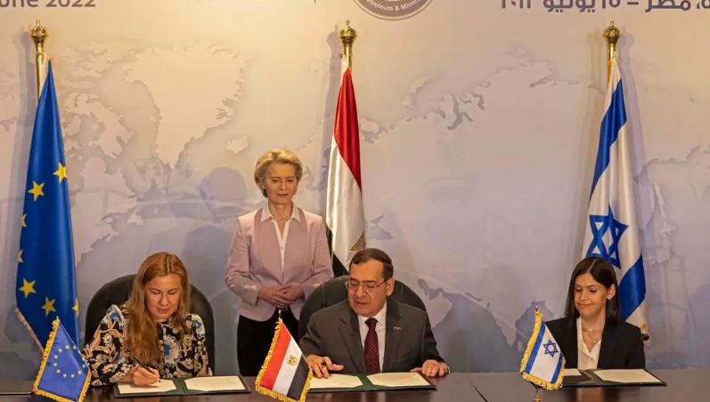 رئيسة المفوضية الأوروبية أورسولا فون دير لاين (في الخلف) تنظر إلى مفوض الاتحاد الأوروبي للطاقة كادري سيمسون (يسار) ووزير البترول المصري طارق الملا (وسط) ووزيرة الطاقة الإسرائيلية كارين الحرار (يمين) يوقعون اتفاقية ثلاثية للغاز الطبيعي في الاجتماع الوزاري لمنتدى غاز شرق المتوسط ​​(EMGF) في القاهرة في 15 يونيو 2022
