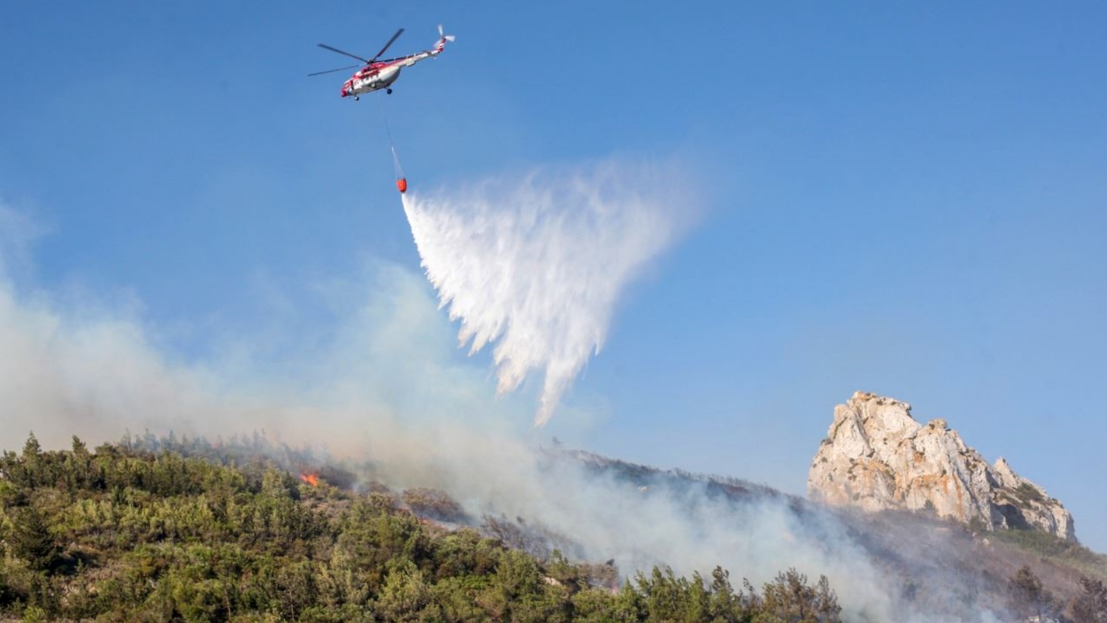 هليكوبتر تطفئ حريق غابة في جبال كيرينيا 24 يونيو 2022