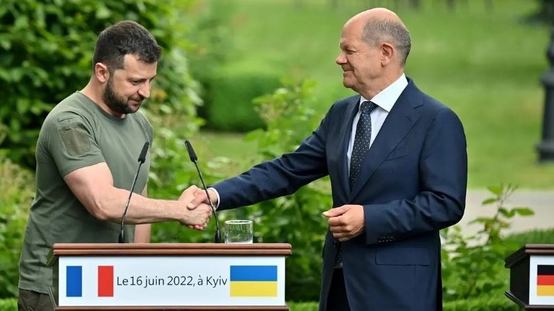 الرئيس الأوكراني فولوديمير زيلينسكي والمستشار الألماني أولاف شولتز يتصافحان بعد مؤتمر صحفي عقب اجتماعهما في قصر ماريينسكي، في كييف، في 16 يونيو 2022