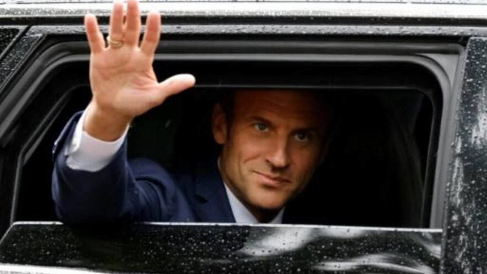 الرئيس الفرنسي إيمانويل ماكرون مغادرًا بعد الإدلاء بصوته في الجولة الثانية من الانتخابات التشريعية الفرنسية في شمال فرنسا في 19 يونيو 2022